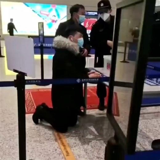 🇨🇳 Humble Love: A Painful Goodbye in the Airport Lobby – Only True Humility Can Bear Deep Affection