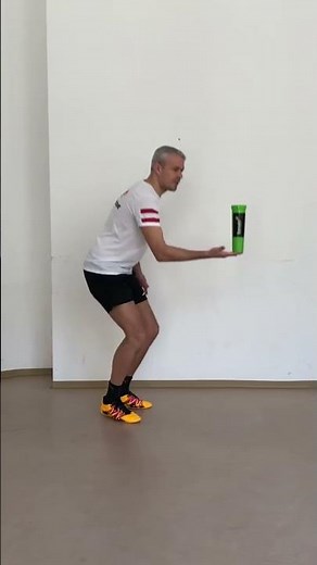 Koordinationstraining für Kinder - Balanceübung mit Becher