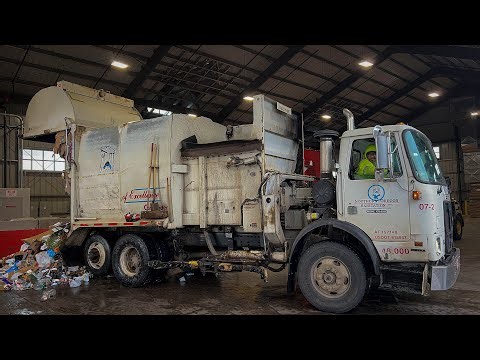 Garbage Trucks: Unloading