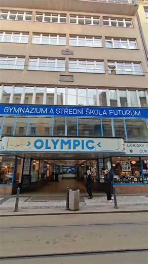 ​Pasáž Olympic představuje jeden z vrcholů české architektonické avantgardy. Tato elegantní spojnice mezi ulicemi Spálená, Vladislavova a Purkyňova vznikla v letech 1926–1927 podle návrhu Jaromíra Krejcara. Budova vyrostla na místě historického domu, kde žil a zemřel malíř Josef Mánes, a svou moderností byla natolik převratná, že ji při své návštěvě Prahy v roce 1928 musel vidět i slavný Le Corbusier. ​Srdcem pasáže je od roku 1978 legendární divadlo Studio Ypsilon, které sídlí v prostorách půvo