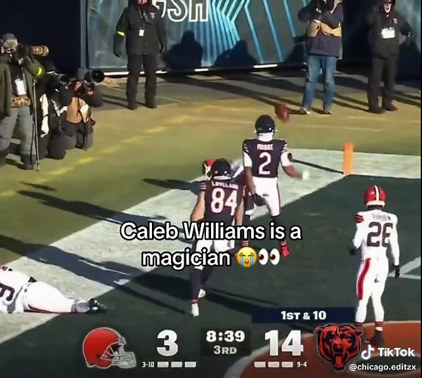 Insane throw , dude is crazy #fyp #foryou #chicagobears #calebwilliams