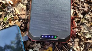 Beste solar powerbanks voor wandelen, kamperen & noodpakket (2025)