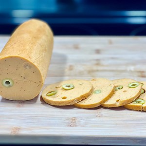 493K views · 10K reactions | Mortadelle (ou Cachir) 100% MAISON AU POULET  Faire sa propre charcuterie n'aura jamais été aussi facile! Ingrédients : 450g de poulet 4 fromage 4 œufs Sel poivre ail paprika cumin coriandre 60g de farine de maïs 70g d’Olives vertes dénoyautées 20g d’huile d’olive 4 portions de 15g de fromage type vache qui rit Sel poivre ail paprika cumin coriandre | Deli Cuisine | Facebook