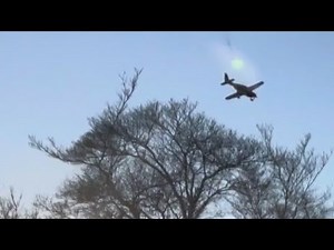 Video shows plane falling with parachute in Washington State