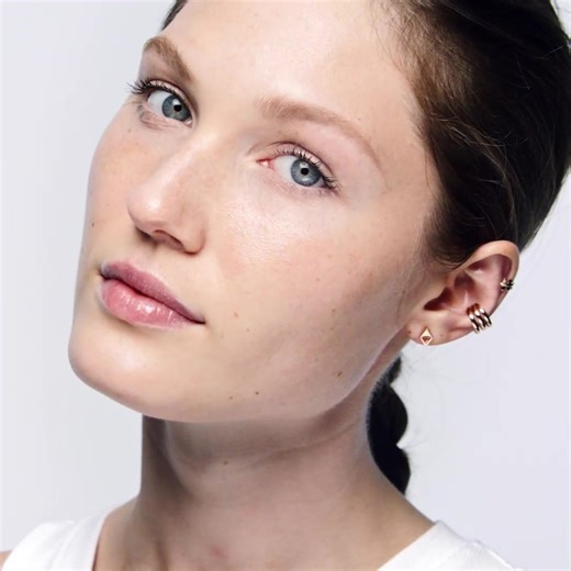 The 10-Second Secret to Flawless Skin 🍊 Our Vitamin Enriched Face Base is infused with vitamins to prep skin for a seamless makeup application. #BobbiBrown #BobbiBrownMY #VitaminEnrichedFaceBase