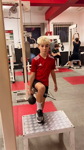 Maxim Stiglic on Instagram: "Maxx trains strong thighs, flexibility and core. Stability, body control and strength in every movement. The foundation for speed, power and injury prevention.#strengthtraining #coreworkout #legstrength #youthathlete #footballtraining #stability #mobility #athletedevelopment"