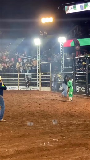 Rodeo de Colorado Daniel Feitosa hard on Touro | RODEO Channel