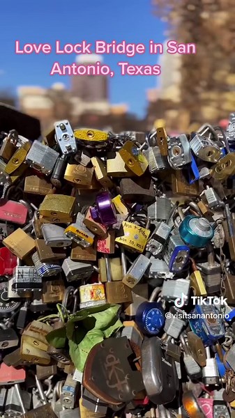 📍126 Main Plaza BONUS: There’s a second mini love lock bridge at the Hyatt Regency! #SanAntonioTexas #visitsanantonio #sanantoniocheck #sanantonioriverwalk #lovelockbridge #lovelockbridge🔐❤️ #lovelockbridgesanantonio #riverwalksanantonio