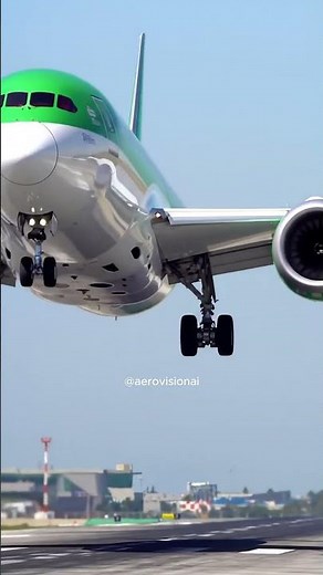 StratosJet V9 Touchdown – Epic Airplane Landing with Realistic Airplane Noise & Sound