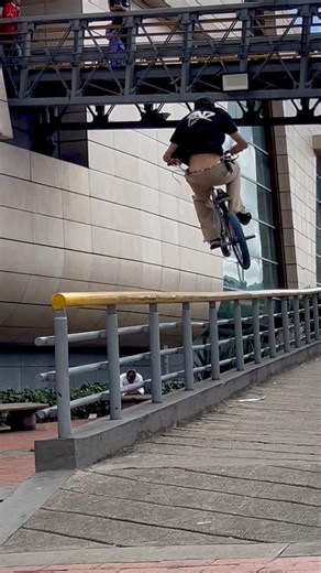 Doble peg grind over raíl !! ❤️‍🔥🚲🕹️✨ #bmx #lifestyle #bike #street