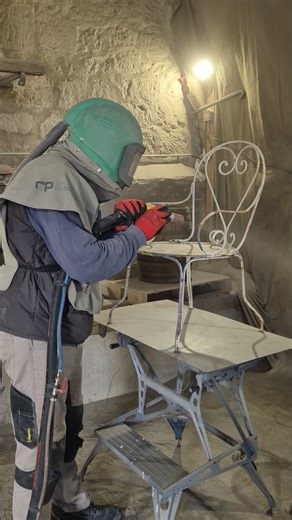 À Missy-aux-Bois, Gatien Couvreur redonne vie au mobilier abîmé grâce à son savoir-faire en aérogommage.Tables, chaises, armoires… chaque pièce retrouve son éclat d’origine entre les mains de cet artisan passionné. Une technique douce et précise qui respecte la matière tout en effaçant les traces du temps. #Artisanat #Aérogommage #Rénovation #MadeInFrance #SavoirFaire #Patrimoine #Bois #Upcycling #ArtisanLocal #Lunion