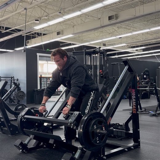 Chazz Finnigan | Ben Affleck’s Batman Wing Back Day. 👇 Bent Over Row- Chest Supported: 2 sets x10 One arm low lat row machine : 1 set x12 Neutral grip pull... | Instagram