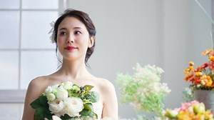 花に囲まれたアジアの花嫁。ブライダルのコンセプト。結婚式の写真。