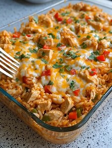 🌶️ Fajita Chicken Casserole Bake 🌶️ Juicy chicken, tender rice, and bold fajita flavors baked together with melty cheese for an easy Tex-Mex inspired dinner 😍 Ingredients: • 3 cups shredded cooked chicken breast • 2 cups instant white rice ... 👇 Full Recipe in Coʍmеոτ 💬 | Epic Recipes