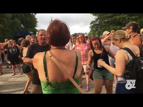 DL Menard - The Back Door / La Porte d'en Arrière