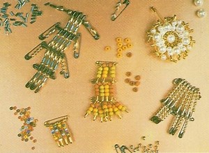 How to Make Bead Brooches With Safety Pins