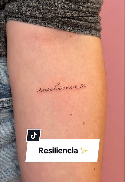 Tatuaje de Resiliencia en Línea Fina en Barcelona