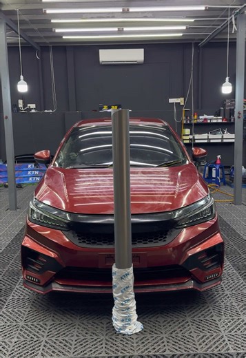 Inilah proses sebelum wrap. Cuci & buat bodywork sampai permukaan body kereta licin. Cust ni nak wrap color Electro Optic Matte Golden Brown. Nak tengok hasil? Komen for Part 2. #kedaiwraprawang #fullbodywrap #hondacity