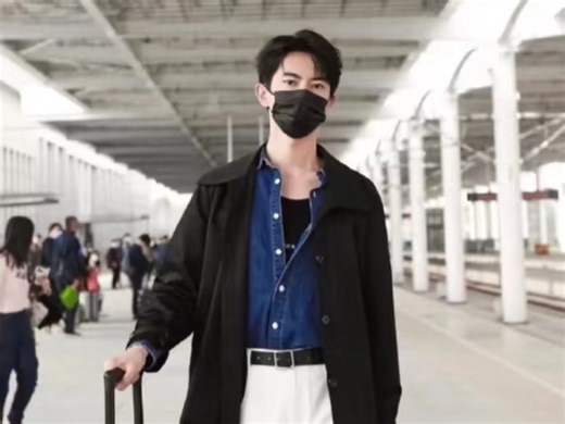 微笑、浅笑、偷笑、傻笑、憨笑、大笑……都是我们心中最美的笑。不论在哪个维度都要开开心心哦！