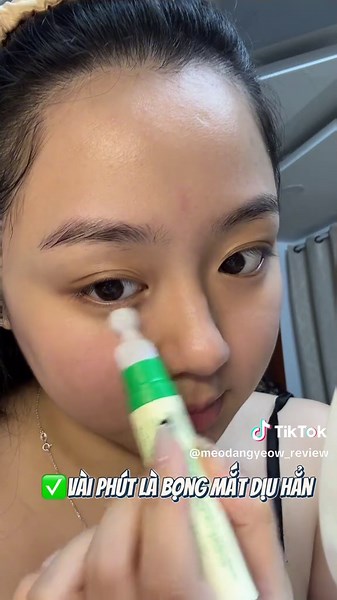Nhỏ nhỏ mà có võ dễ sợ luôn mấy bà ơi 🥰💕😘 @Axis-Y Việt Nam #axisy #eyeserum #tinhchatduongmat #vegancollagen