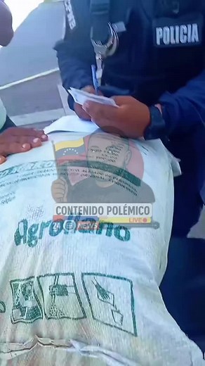 2.2K views · 11K reactions | Funcionarios de la policía nacional bolivariana detienen a un motorizado por cargar un saco de alimento concentrado y a una persona en la moto ¿Que sanciones le caben al motorizado? #noticias #ultimahora #3doritosdespués #contenidopolémico #venezuela | Contenido polémico | Facebook