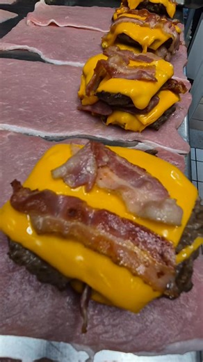 Heute gibt es den Schnitzelburger 😍 Endstufe der Besinnlichkeit 🤤 #qualität #metzgerei #fleisch #lecker | Metzgerei Pickartz GmbH