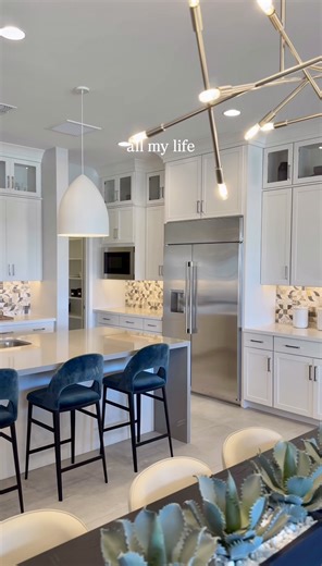This $1M dream home… where have you been? ✨ With that stunning kitchen, spa-like suite, and an RV garage you didn’t know you needed, this home has everything. 🏠 4 Bed | 4.5 Bath | 3,474 Sq. Ft. | 2-Car RV Garage | 1 Story Community: Verdin Odyssey Collection 🎥 Floor Plan: Sandpiper 📍 Location: Phoenix, AZ Meet the Sandpiper — a luxury single-story retreat designed for comfort, connection, and style. Step inside to an expansive great room flowing into the gourmet kitchen, casual dining, and co
