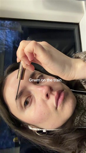 A very Amelia last min makeup on the train morning #fyp #grwm #commute