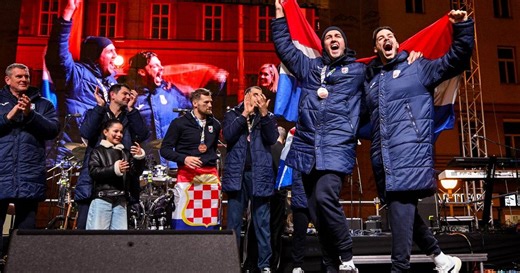 Ispunjeni Trg dočekao brončane junake, slavili su uz Thompsona