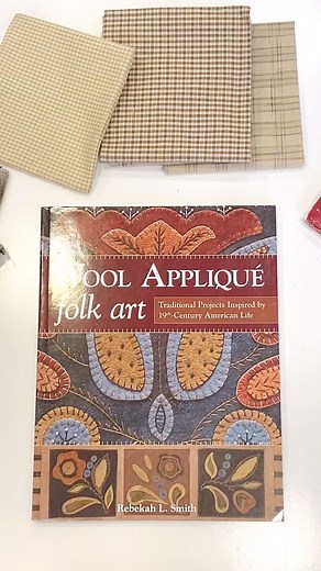 Saboreie a riqueza e a beleza dos apliques de lã - a sua textura, profundidade, cor e design. 🧶 Costure à mão 14 projetos, cada um com padrões em tamanho real e instruções passo a passo. 🪡 Almofadas de apliques, lã feltrada e feltro de lã no seu melhor! Permanecendo fiel às primeiras artes decorativas, a paleta decotes antigas e os designs inspirados na natureza se traduzem perfeitamente em muitos espaços modernos. #aplique #woolaplique #folkart #livro #costura #patchwork #quilt #quilting #pon