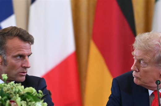 Groenland : bras de fer entre Emmanuel Macron et Donald Trump Face à des tensions à nouveau au plus haut en raison de la volonté américaine de s'emparer du Groenland et des menaces de taxes douanières accrues contre les Etats européens qui s'y opposent, les deux chefs d'État ont multiplié les attaques verbales par médias ou réseaux sociaux interposés. | LCI