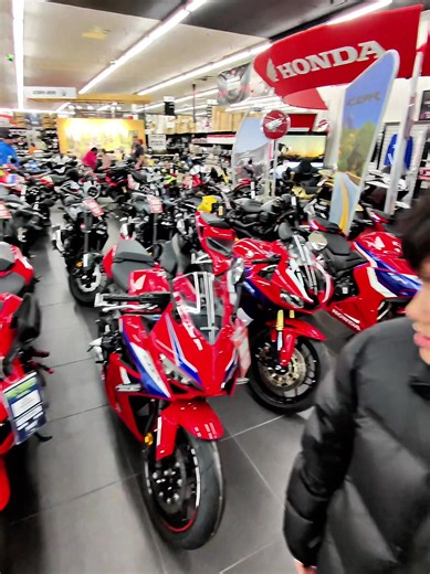 Bentley rủ ba đi xem Ducati, nói nghe mê lắm. Tới nơi mới lòi ra thằng nhỏ kết chiếc Stark 😄 Mình nhìn chiếc xe mà thấy nó cao quá, ngồi không quen chút nào. Trong đầu chỉ nghĩ một điều..Xe này mạnh thì mạnh đó, nhưng lỡ con ngồi không vững… dập trứng thì khổ! 🤣 Bentley nghe xong cười cười, còn ba thì lắc đầu..Thôi, đẹp để ngắm, còn an toàn cho con mới là số một. #Stark #IronPony #Ducati