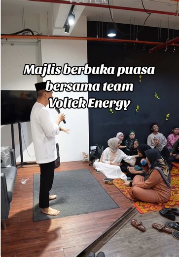 First time team Voltek Energy buat majlis berbuka puasa di office Wangsa Maju. 🌙 Bermula dengan tahlil ringkas, diikuti dengan solat maghrib & terawih berjemaah bersama team. Lebih meriah bila CEO kami Encik Idzat Naqeuddin, bagi duit raya untuk semua. Memori Ramadan yang penuh keberkatan bersama keluarga Voltek 🥰 Akhir kata daripada kami di Voltek Energy - Selamat Hari Raya Aidilfitri, Maaf Zahir & Batin kepada semua yang menyambut ✨