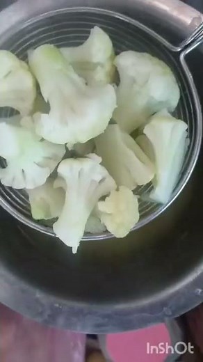 Useful kitchen tip for clean cauliflower//so easy to do//and try it...easy kitchen tips and tricks.