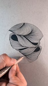 Artist Angel Marrero (@angel_draws) has a message for you: allow yourself to be expressive, weird and enjoy the process. ✍🏻 Let yourself be captivated by watching him draw! | Domestika