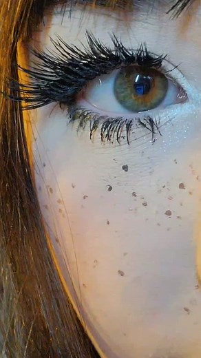 I never see brunette alt girls tbh it's like hard to make the makeup look good w brown hair :( ( - a brunette who wants to do goth makeup)