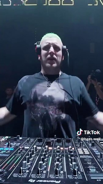 Massive Hard Techno Music Experience for Rave Fans