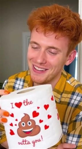 Gifts prepared in the restroom🎁🔗⬇️➡️#funny#friends#couple#challenge#relationship