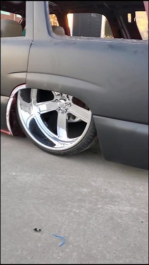 The bodied Tahoe on 28s is coming along for LST. #YFP #Bagged #Bodied #Tahoe #IntroWheels #Billets #Tuckin #Chevy