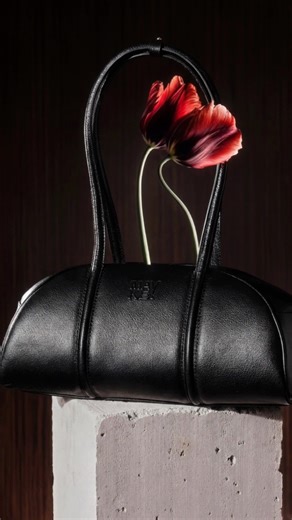 SPRING IN MAKEY🌹 В этом сезоне в MAKEY природа буквально прорастает сквозь форму. Наши новинки — это живая энергия обновления, воплощенная в благородных фактурах и лаконичном дизайне. Каждое изделие создано для того, чтобы стать частью вашего вдохновения! Самое время довериться этому импульсу и позволить себе расцвести. Позвольте новой сумке MAKEY рассказать вашу уникальную историю этой весны. Ваше обновление начинается здесь. Новинки уже ждут вас в фирменных магазинах и на Makey.by