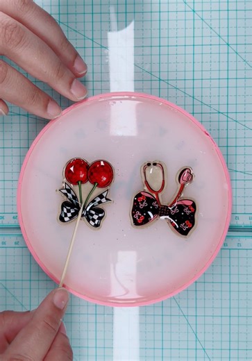 Here they areeee 🍒✨ the first TWO badge reels from the Cherry Theme Subscription Box and I’m absolutely obsessed! First up, we’ve got the classic checker cherries giving all the retro, fun vibes we love. And then… say hello to the cherry-themed stethoscope badge reel, finished with the perfect blend of my custom glitter Gigi 😍 It adds just the right amount of sparkle without being over the top. This box has been such a joy to create, and I’m so excited to finally share the process with you all