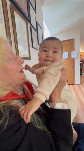 Demi, an award-winning artist and author of over 300 illustrated books, took refuge in 1983 and has been devotedly practicing the True Buddha Tantric Dharma for more than four decades. She shared with us that her life has been miraculously saved five times by Grandmaster Lu—an egg-sized tumor that vanished overnight, a completely pain-free recovery from a broken wrist and surgery, a misdiagnosed bladder problem, a hysterectomy, a heart condition, and a few more life issues. Nowadays, during her 