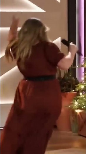 Kelly’s adorable reaction singing with Dolly Parton!