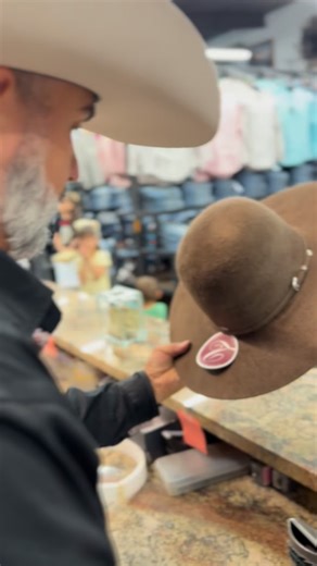 Come visit us and get your next hat shaped with one of our friendly& knowledgable hat-shapers! At El Herradero Western Oufitters we carry many cowboy hats and boots in different brands and different styles. Shop for your next hat with us and we will shape it for free. Compra tu siguiente texana en El Herradero Western Outfitters y que te la horme uno de nuestros hormadores profesionales. En El Herradero tenemos muchísimas texanas y sombreros y botas de diferentes marcas y estilos. Venga y compre