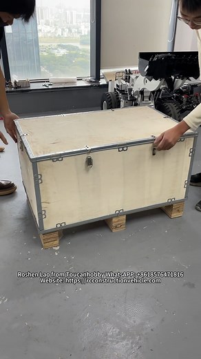 Unboxing the 1/14 scale D11T hydraulic bulldozer 💪! Weighing 40kg, it’s fully functional ⭐, features three plows at the rear 🚜, and comes fully assembled and painted ✅✅!#rc #bulldozer #dozer #unboxing #metal #hydraulic #plow #model | Toucanhobby