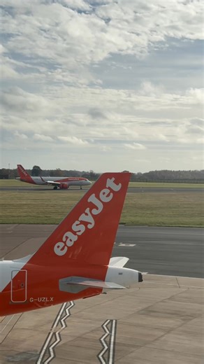 Move your thumb to the beat, plane edition ✈️ #easyJet #aviation | easyJet