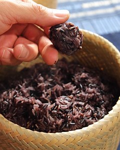 4M views · 34K reactions | The best way to cook purple sticky rice. What should I make with it?  | Saeng Douangdara | Facebook