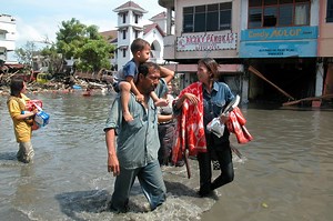 Indonesia recuerda el tsunami de 2004 desde la mezquita que aguantó en pie en la zona cero - EFE
