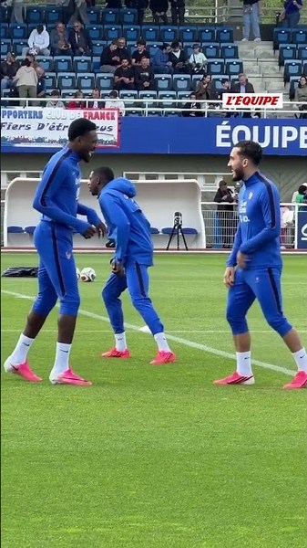🇫🇷​😁​ Ambiance détendue pendant l'entraînement des Bleus #football #equipedefrance #cherki