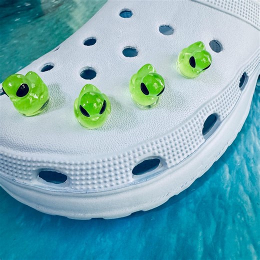 Glow in Dark Alien Shoe Charms, Fun Shoe Charms, Alien Jewelry, Green Aliens, Fun Birthday Gifts, - Etsy
